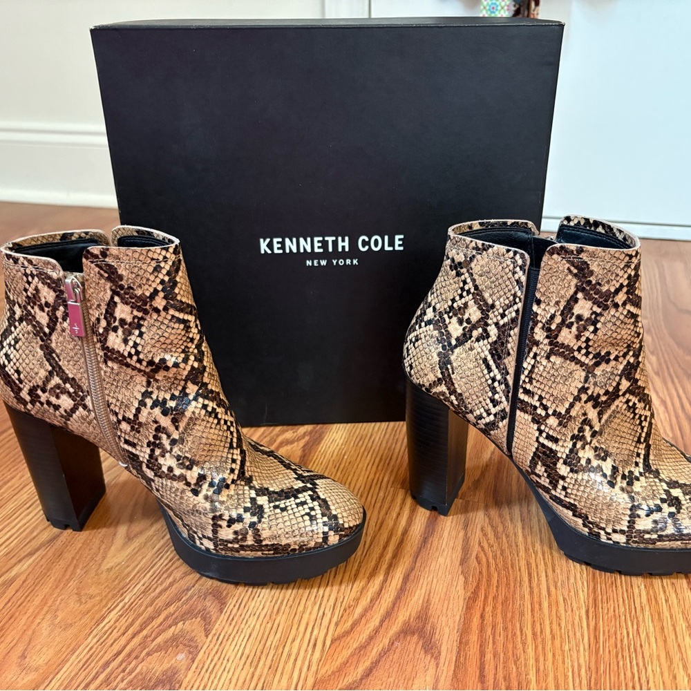 Kenneth Cole Justin Chelsea lug sole boot 👢🐍